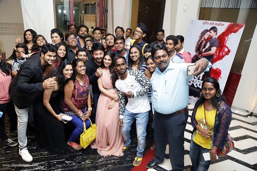 Team Laal Ishq with fans and contest winners